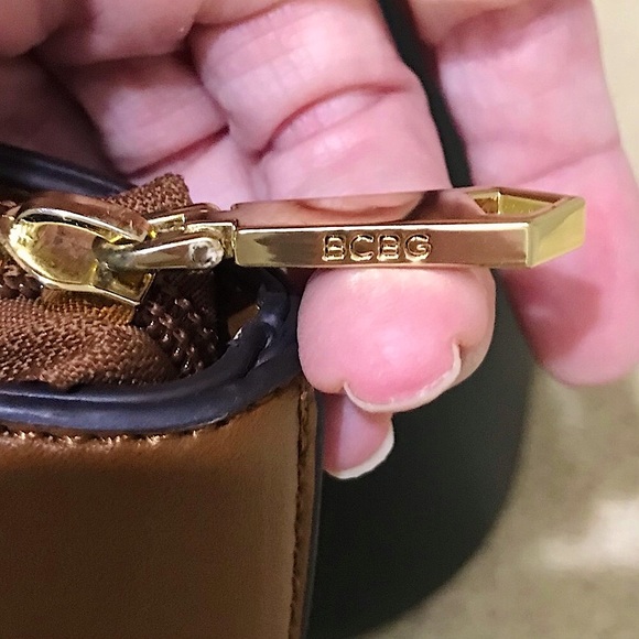 🆕🔥BCBG SUPER CUTE CHESTNUT BROWN LEATHER BUCKET&GOLD:HARDWARE CROSSBODY/PURSE - Picture 9 of 16